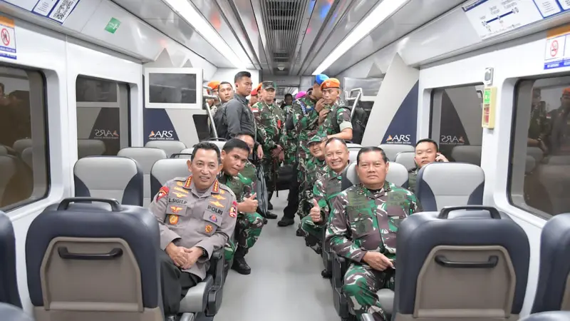 Kapolri dan Panglima TNI Naik Kereta Bareng di Medan