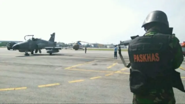 Latihan rutin yang digelar Lanud Roesmin Nurjadin Pekanbaru menggunakan pesawat tempur dan pasukan khas TNI AU.