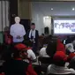 Sejumlah relawan dan pendukung pasangan capres Jokowi-Ma'ruf Amin menggelar nobar jar Abrrpro) capres di posko pemembangan pileg dan pipres di dekat rumah pribadi Jokowi, Kamis malam (17/1).(Liputan6.com/F