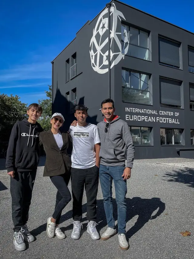 7 Momen Darius Sinathrya dan Donna Agnesia Antar Kedua Putranya Sekolah Sepak Bola