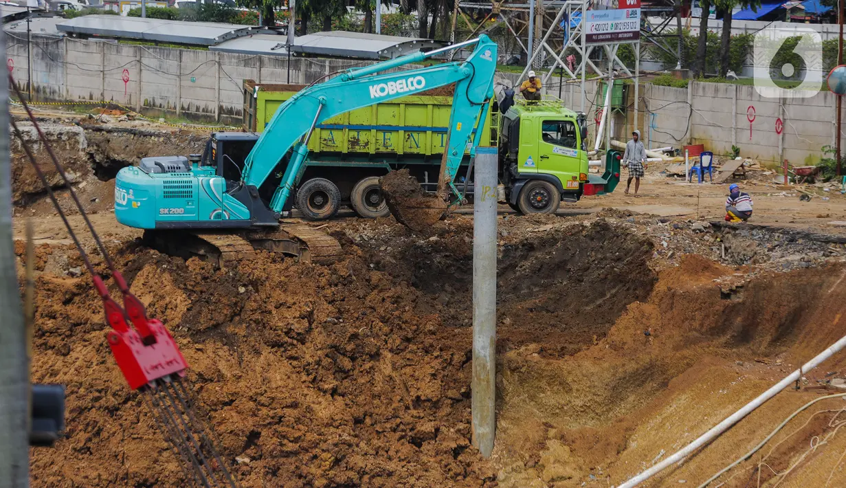 Alat berat menggali tanah saat pemasangan paku bumi dalam proyek pembangunan Pasar Senen Blok I dan II di kawasan Pasar Senen, Jakarta Pusat, Rabu (11/3/2020). Proyek pembangunan Pasar Senen Blok I dan II menghabiskan biaya Rp 900 miliar. (Liputan6.com/Faizal Fanani)