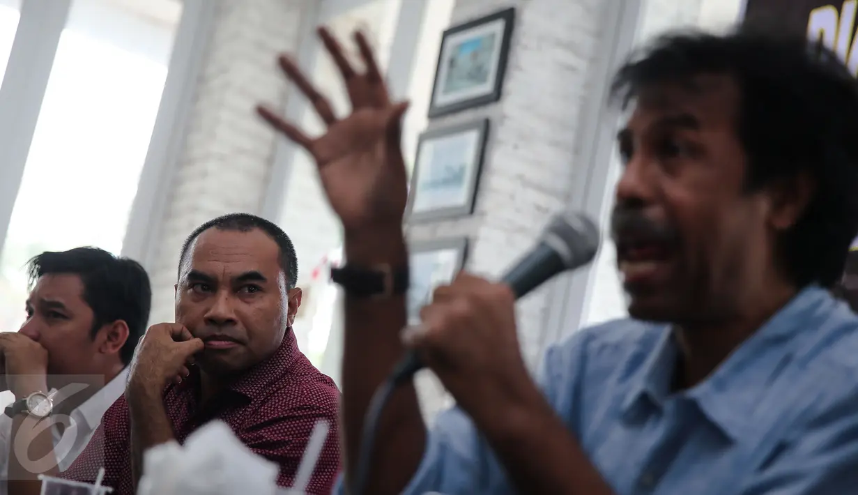 Haris Rusli Moti (tengah) menyimak paparan Margarito (kanan) saat berdiskusi mengenai kisruh Freeport di Jakarta, Minggu (6/12/2015). Dialog tersebut bertema "Pembegal UUD dan UU Minerba Vs Papa Minta Saham". (Liputan6.com/Faizal Fanani) 