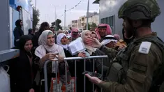 Warga Palestina menunggu izin untuk menyeberang di sebuah pos pemeriksaan Israel di Betlehem, di Tepi Barat pada 29 Maret 2024. (HAZEM BADER/AFP)