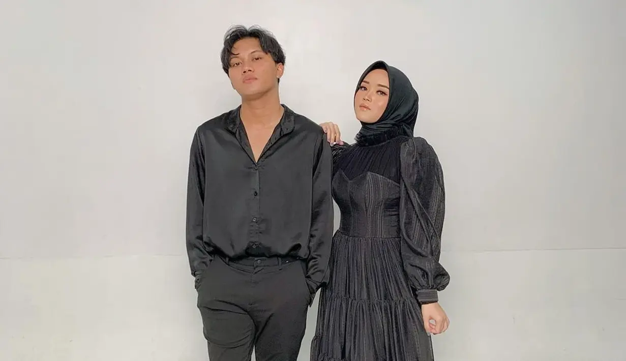 Gaya penampilan Rizky Febian dan Putri Delina dengan pakaian hitam ini menambah kesan elegan bagi keduanya. Anak dari Sule tersebut terlihat begitu keren. Warna hitam terlihat sangat pas dikenakan keduanya sehingga banyak netizen terpukau melihat mereka. (Liputan6.com/IG/@putridelinaa)