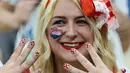 Seorang Fans wanita menunjukkan kukunya dicat dengan warna bendera Kroasia saat dia bersorak jelang dimulainya pertandingan semifinal Piala Dunia Qatar 2022 antara Argentina dan Kroasia di Stadion Lusail di Lusail, utara Doha, Rabu (14/12/2022). (AFP/Jack Guez)