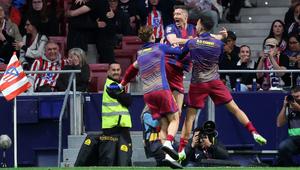 Robert Lewandowski menjadi pencetak gol penentu kemenangan pada menit ke-87 yang membuat Barcelona menang dengan skor 2-1. (AP Photo/Bernat Armangue)
