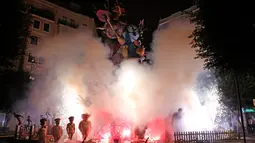 Boneka dan patung dibakar selama festival tradisional Fallas di Valencia, Spanyol, Selasa (19/3). Selama Fallas biasanya dipamerkan beragam monumen satir bertemakan sesuatu yang tengah kontroversial di masyarakat. (AP/Alberto Saiz)