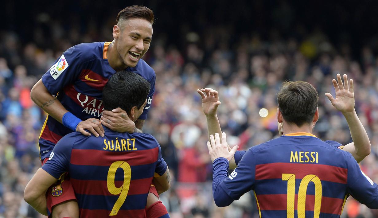 Striker Barcelona, Neymar, bersama rekannya Luis Suarez merayakan gol yang dicetaknya ke gawang Espanyol pada laga La Liga Spanyol di Stadion Camp Nou, Barcelona, Minggu (8/5/2016). (AFP/Lluis Gene)