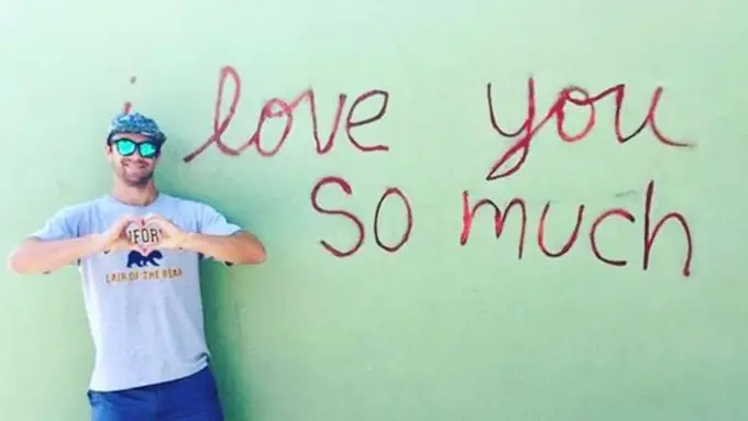 Begini Jadinya Kalau Laki-laki Menirukan Gaya Perempuan Saat Foto