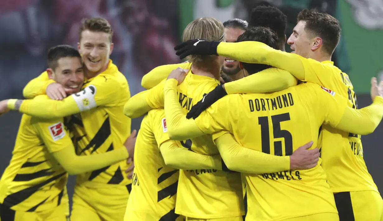 Para pemain Borussia Dortmund merayakan gol yang dicetak oleh Erling Haaland ke gawang RB Leipzig pada laga Bundesliga di Stadion Red Bull Arena, Sabtu (9/1/2021). Dortmund menang dengan skor 3-1. (AP/Michael Sohn)