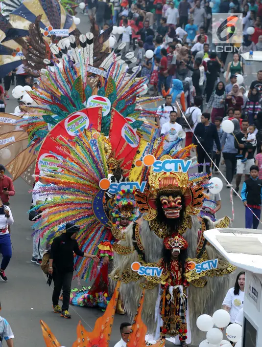 Peserta berkostum SCTV dan Indosiar memeriahkan parade Asian Games 2018 di Jalan Thamrin, Jakarta, Minggu (13/5). Tak hanya dari komunitas, peserta parade ini juga datang dari karyawan PT Elang Mahkota Teknologi (Emtek). (Liputan6.com/Arya Manggala)