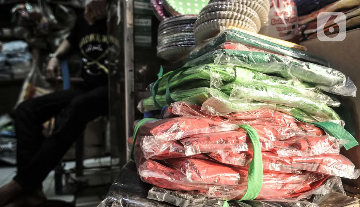 Abdullah duduk di dalam toko plastiknya saat menunggu pembeli di Pasar Tebet Barat, Jakarta, Selasa (30/6/2020). Abdullah berharap Pemprov DKI tidak hanya membuat peraturan larangan plastik sekali pakai, tetapi juga dapat segera memberikan solusi kepada pedagang. (merdeka.com/Iqbal S Nugroho)