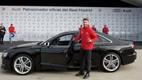 Bek Real Madrid, Sergio Ramos, memamerkan mobil Audi yang didapatnya pada 2014. (Dok. Getty Images via Zimbio)