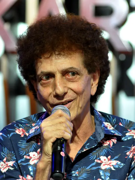 "Kami mempersiapkan diri secara serius. Menambah porsi latihan yang biasanya seminggu sekali, khusus konser ini latihan 3-4 kali dalam seminggu. Tiap latihan sekitar 2,5 jam," ungkap Ahmad Albar. (Wimbarsana K/Bintang.com)