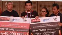 Atlet Bulutangkis Junior Indonesia, Rinov Rivaldy menerima Penghargaan Juara Blibli.com Yonex Sunrise BWF World Championship di Galeri Indonesia Kaya, Grand Indonesia, (2/11/2017). (Bola.com/Nicklas Hanoatubun)