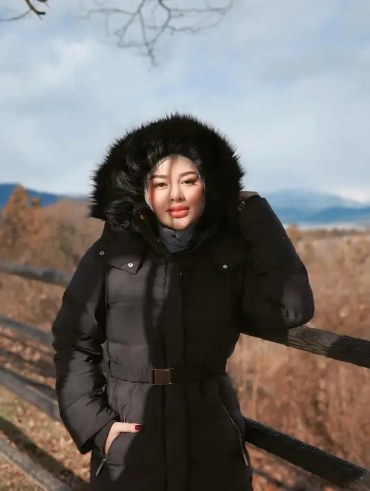 Aurel Hermansyah memilih puffer coat hitam dengan aksen bulu di bagian hoodie-nya. Pilihan ini memberikan perpaduan sempurna antara kenyamanan dan gaya. [@aurelie.hermansyah]