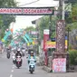 Pengendara melintasi gapura "Kampoeng Ramadhan Jogokariyan" di Jalan Jogokaryan Yogyakarta, Senin (21/5). Kampoeng Ramadhan Jogokaryan adalah salah satu program dari masjid Jogokariyan untuk menyemarakan bulan suci Ramadan. (Liputan6.com/Gholib)