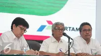 Dirut PT Pertamina, Dwi Soetjipto (tengah) saat preskon di Jakarta, Senin (4/4). Menurut Dwi Sutjipto, salah satu fokus Pertamina adalah mengenai efisiensi, dimana sedang digarap yaitu "integrated supply chain" (ISC). (Liputan6.com/Angga Yuniar)