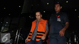 Tersangka kasus dugaan suap pembangunan Pasar Atas Baru Cimahi tahap II Triswara Dhanu Brata usai menjalani pemeriksaan di Gedung KPK, Jakarta, Rabu (18/1). (Liputan6.com/Helmi Affandi)