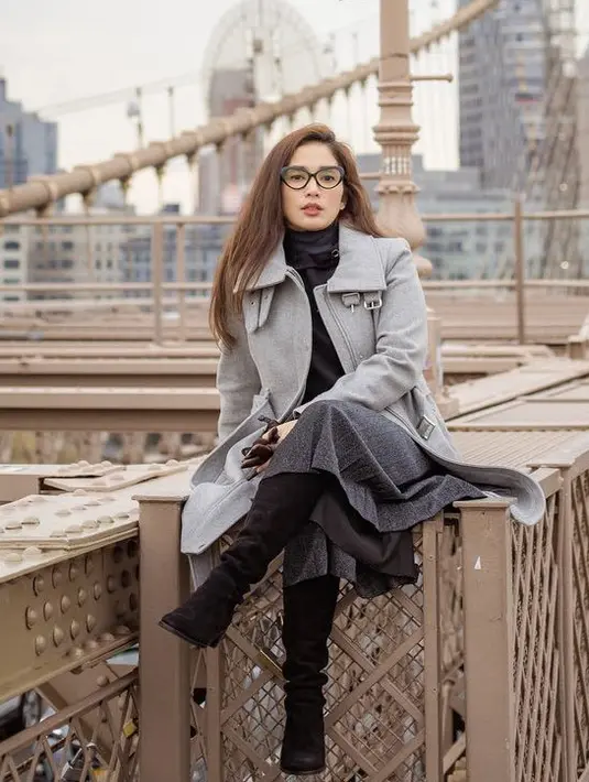Bersama sang suami, Ussy pun sedang menikmati liburannya di Amerika. Ia tampil bergaya dengan outfit bernuasa abu-abu. Dari long coat abu-abu, dipadukan dengan skirt dan sepatu boots hitamnya. @ussypratama