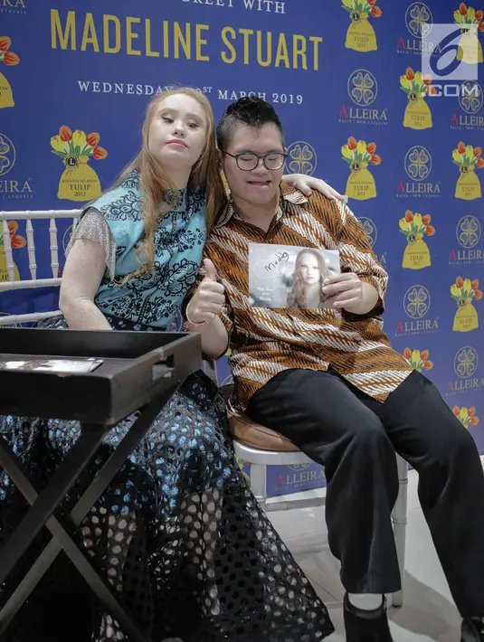Model Madeline Stuart foto dengan penggemarnya saat meet and greet di Jakarta, Rabu (20/3). Madeline dianggap sebagai fenomena dunia modelling yang bisa mengubah pandangan dunia mengenai inklusivitas. (Liputan6.com/Faizal Fanani)