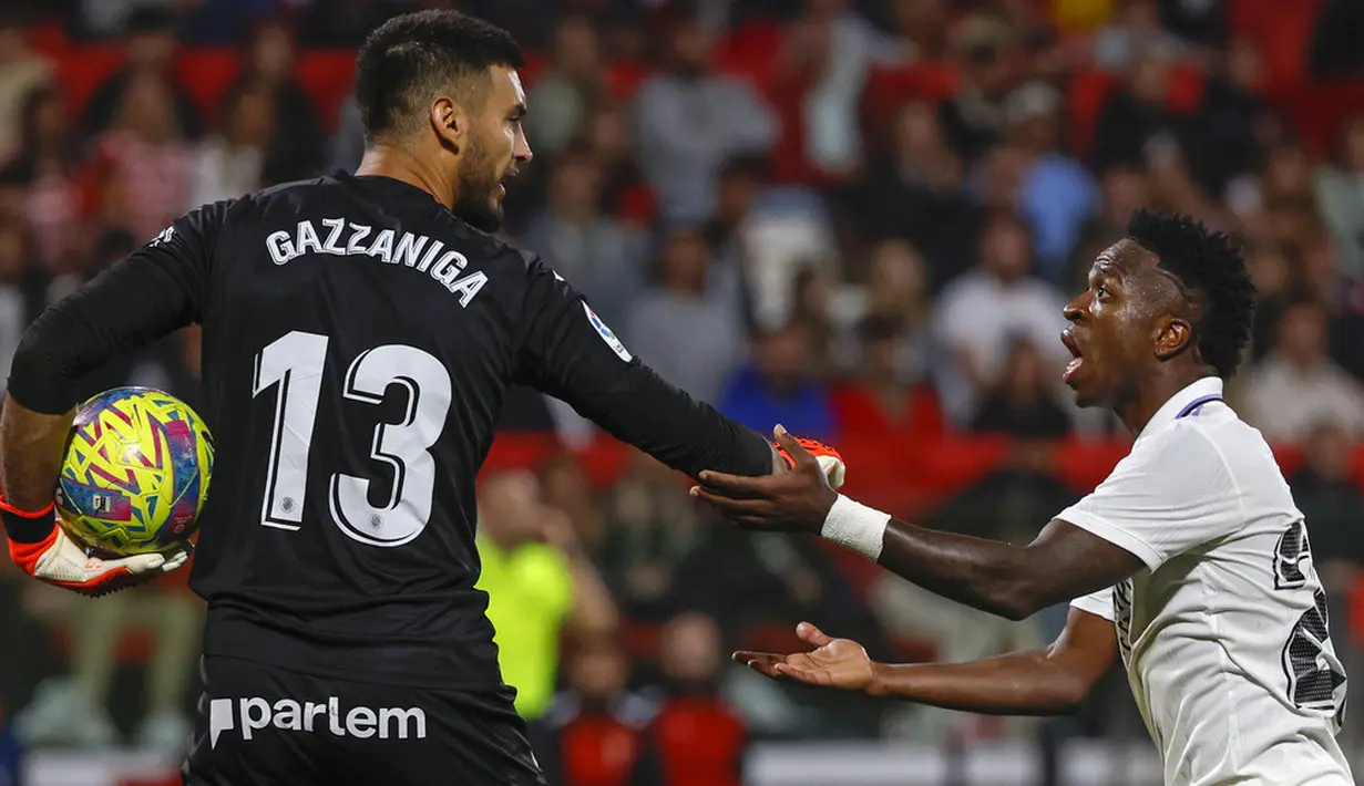 <p>Kekalahan ini membuat Real Madrid tertahan di posisi kedua klasemen Liga Spanyol dengan 65 poin dari 31 laga, selisih 11 angka dari Barcelona. (AP Photo/Joan Monfort)</p>
