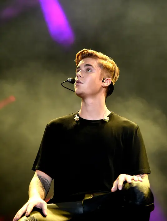 Malam itu Justin yang juga menyanyikan single ‘Sorry’ terlihat berbicara dengan penggemar yang beruntung, Justin menawarkan sebuah hadiah sangat menarik untuk perayaan tahun baru nanti, yaitu menghabiskan waktu bersamanya. (AFP/Bintang.com)