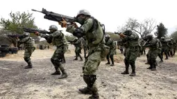 Anggota Angkatan Darat Meksiko melakukan manuver senapan FX-05 Xiuhcoatl buatan Meksiko saat pelatihan pasukan khusus di Pangkalan Militer Los Capulines, Jamay, Jalisco, Meksiko, 21 Januari 2022. Tentara Meksiko melatih 650 anggota keamanan nasional dan keamanan dalam negeri. (ULISES RUIZ/AFP)