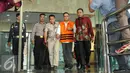Fahmi Darmawansyah berjalan meninggalkan gedung KPK usai menjalani pemeriksaan, Jakarta, Jumat (23/12). Sebelumnya Fahmi tidak menghadiri panggilan KPK, dengan alasan ia sedang berada di luar negeri. (Liputan6.com/Helmi Affandi)