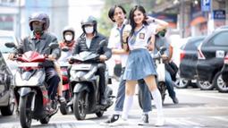 Penampilan Epy Kusnandar dan Karina Ranau pun mencuri perhatian dengan mengenakan kostum seragam SMA. (FOTO: instagram.com/karinaranau9)