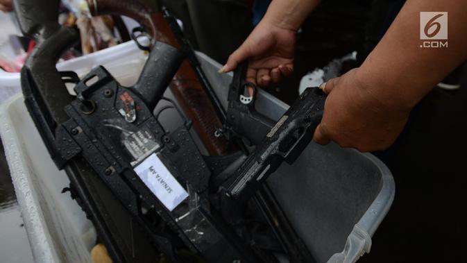 Petugas menata barang bukti penanganan perkara tahun 2018 hingga 2019 untuk dimusnahkan di Kejaksaan Negeri Jakarta Timur, Rabu (24/4). Beberapa jenis narkoba, senjata api dan senjata tajam yang dimusnahkan merupakan hasil pengungkapan kasus hukum di wilayah Jakarta Timur. (merdeka.com/Imam Buhori)