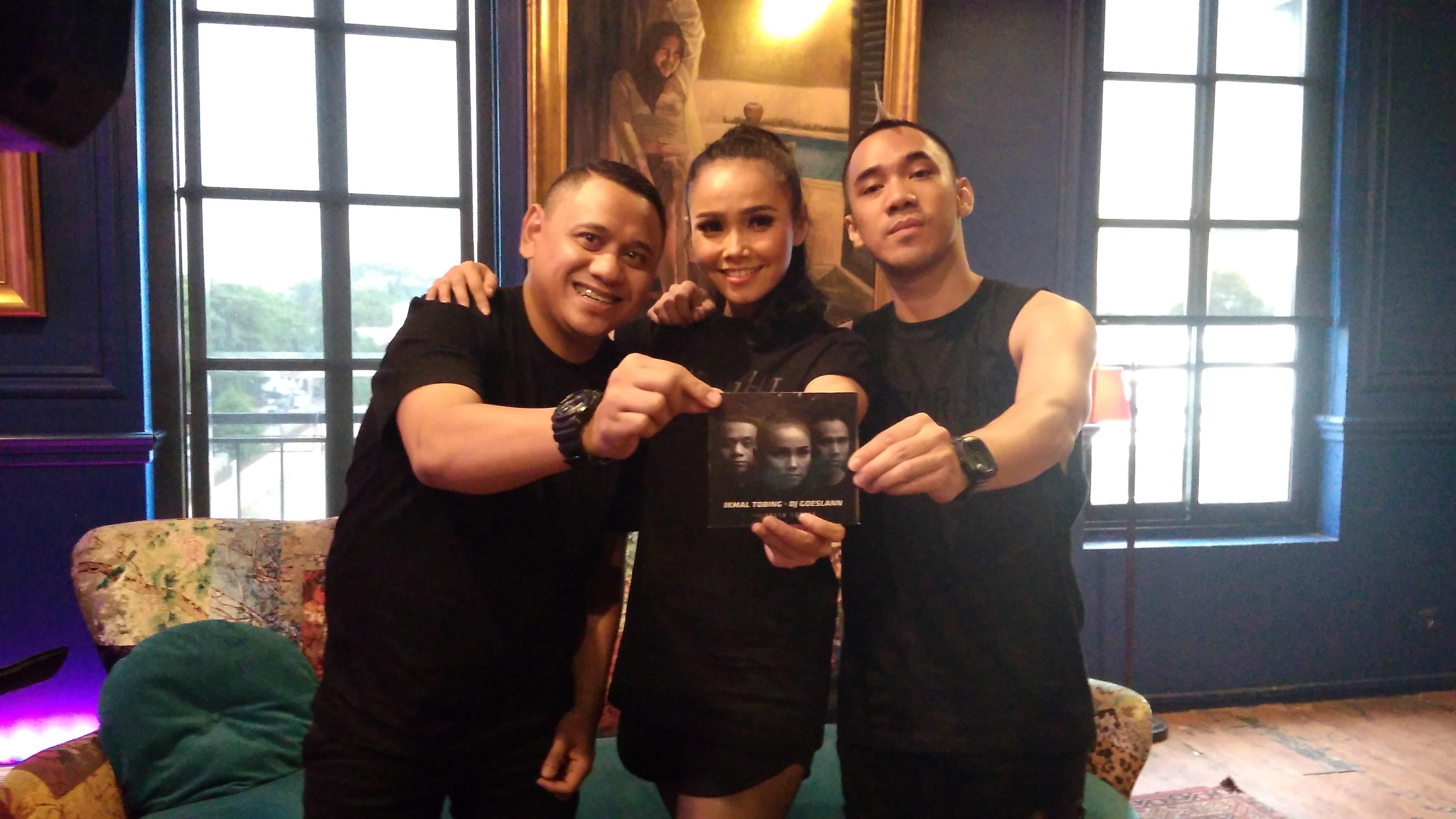 Pemain drum Ikmal Tobing bersama Ibeth Estrya dan DJ Goeslann. (Istimewa)