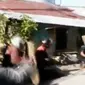 Dua kelompok warga di Makassar, Sulawesi Selatan, bentrok. Sementara itu, warga Bukit Duri, menggugat Pemprov Jakarta.