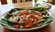 Cara Membuat Ikan Peda Kukus dengan Irisan Bawang, Tomat, dan Cabai
