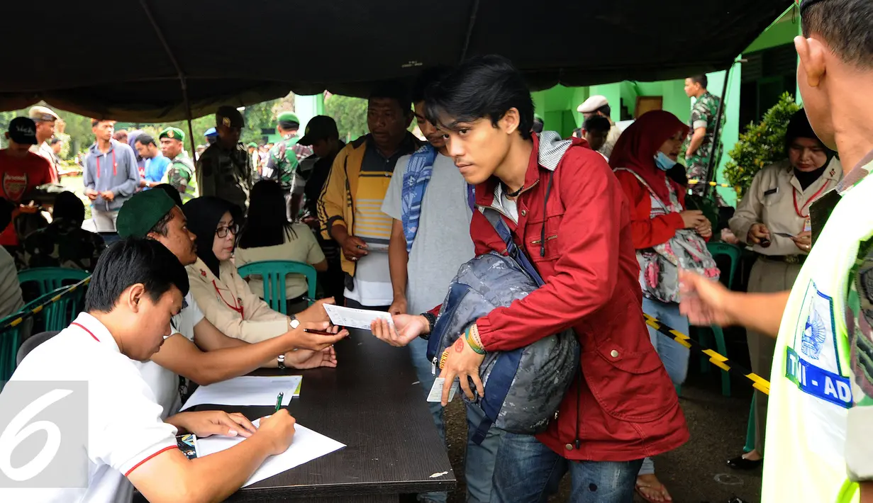 Antrean calon suporter yang akan membeli tiket di halaman Kodim 0621 Surya Kancana Kab Bogor, Selasa (13/12). 5000 lembar tiket final Piala AFF 2016 antara Indonesia melawan Thailand dijual di Kodim 0621 Surya Kancana. (Liputan6.com/Helmi Fithriansyah)