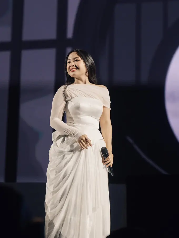 Biasa Tampil Serba Hitam, 6 Pesona Bernadya Bak Bidadari dalam Balutan Gaun Putih di Konser Rossa