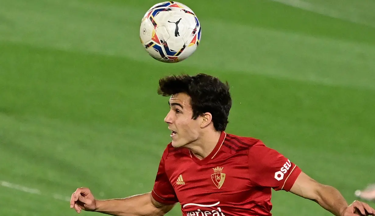 Meski tidak mendapatkan banyak bola, Osasuna sempat mengancam gawang Madrid melalui tembakan Sanchez, namun peluang ini berhasil diamankan oleh Courtois. (Foto: AFP/Javier Soriano)