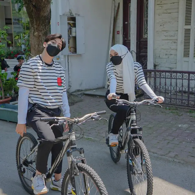 7 Potret Putri Delina dan Jeffry Reksa Pakai Baju Couple, Kompak Banget