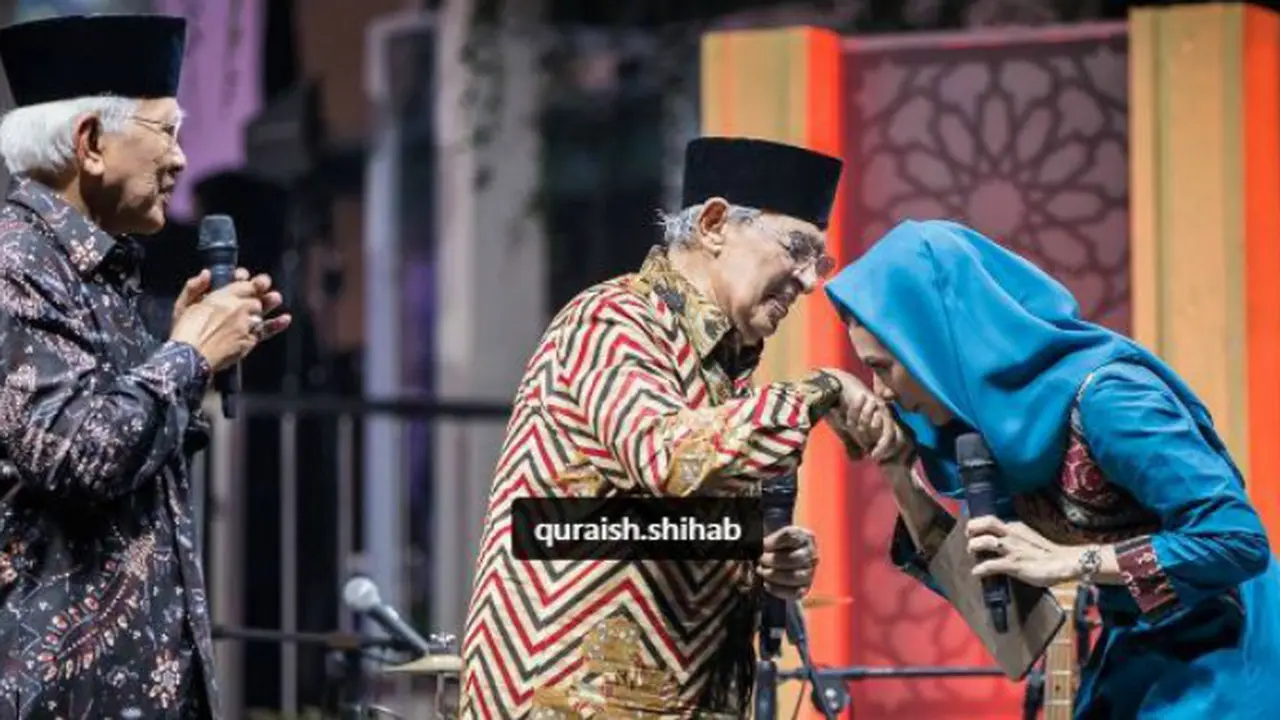 Najwa Shihab mencium tangan ayahnya, Quraish Shihab.
