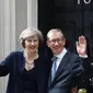 PM Theresa May dan sang suami, Philip melambaikan tangan di depan Downing Street 10 (Telegraph)