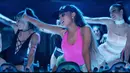 Saat menjadi pengisi dalam acara malam itu,ia tampil bersama Nicki Minaj. Penampilan unik ditunjukkan dalam panggung megah dengan mengenakan pakaian seksi sambil menaiki sepeda gym. (youtube)