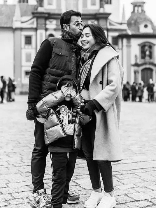 "Pokoknya kalau ditanyain nangis. Kalau cewek emang pengin punya anak cewek, kalau cowok enggak apa-apa. Apa aja yang penting sehat," ujarnya. (Instagram/raffinagita1717)