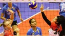 Pebola voli putri Jakarta Pertamina Energi, Asih Titi Pangestuti melakukan smes ke tim Jakarta Electrik PLN pada final four Proliga 2017di GOR C'Tra Arena, Bandung, Minggu (16/4). Jakarta Electrik PLN menang dengan skor 3-1. (Liputan6.com/Yoppy Renato)