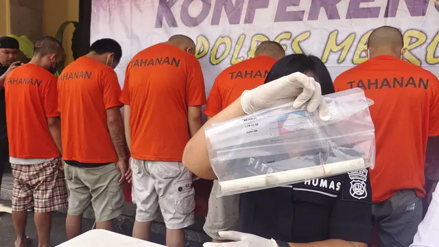 Sejumlah tahanan pelaku pengeroyokan tahanan kasus pemerkosaan anak kandung. (Liputan6.com/Dicky Prihanto)