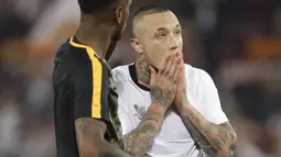 Radja Nainggolan menutup wajah usai laga semifinal Liga Champions di Olympic Stadium,(2/4/2018). Nainggolan gagal membawa Roma ke final setelah kalah agregat dari Liverpool 6-7. (AP/Andrew Medichini)