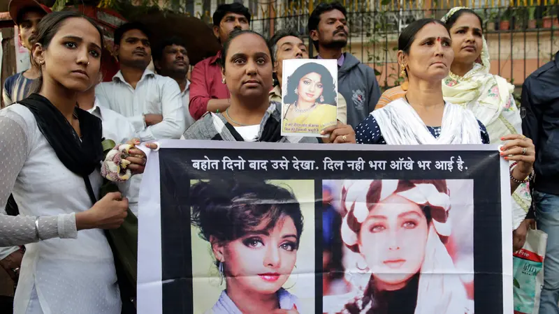 Jelang Pemakaman, Ribuan Fans Berkumpul di Rumah Sridevi Kapoor