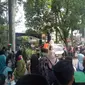 Ratusan warga terdampak reaktivasi rel kereta api melakukan audiensi dengan Bupati Garut (Liputan6.com/Jayadi Supriadin)