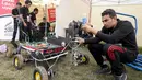 Seorang peserta saat mengecek robotnya saat berkompertisi dalam internasional Mars robot di Regional Sains – Technology, Polandia, (5/9/2015). 40 tim dari dua belas negara mengikuti perlombaan ini. (REUTERS/Pawel Malecki/Agencja Gazeta)