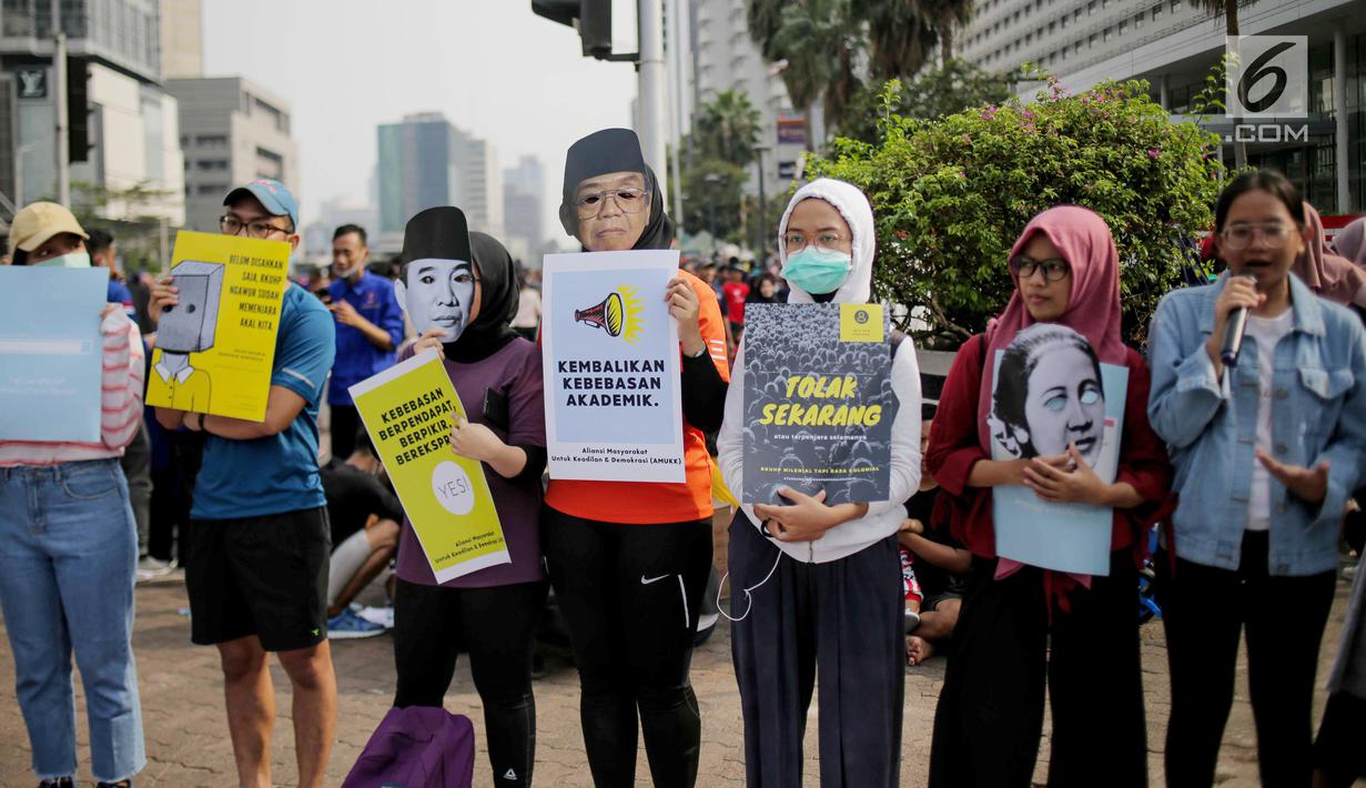 Massa yang tergabung dalam Aliansi Masyarakat Sipil untuk Keadilan dan Demokrasi menggelar aksi saat car free day (CFD) di kawasan Bundaran HI, Jakarta, Minggu (15/9/2019). Massa mengatakan RUU KUHP berpotensi digunakan untuk mengkriminalisasi korban kekerasan seksual. (Liputan6.com/Faizal Fanani)
