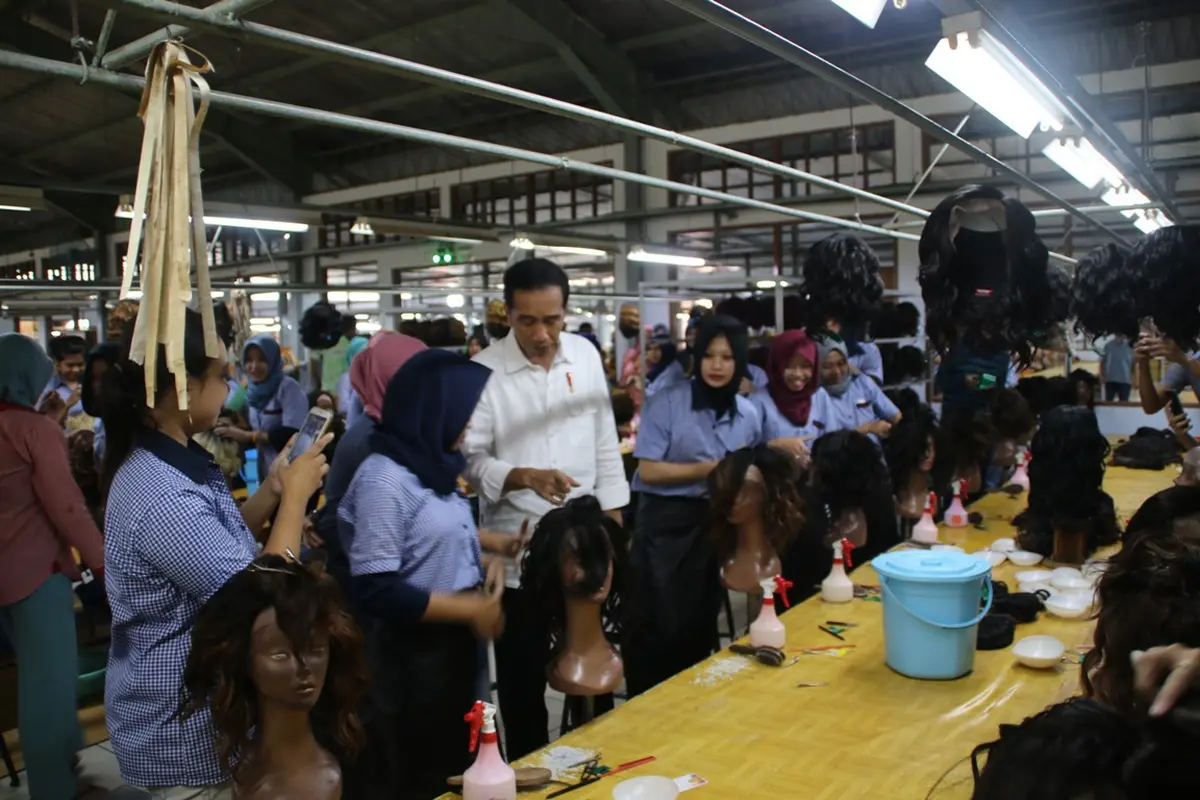 Presiden Jokowi mengunjungi pabrik rambut palsu di Purbalingga pada April 2018 lalu. (Foto: Liputan6.com/Dinkominfo PBG/Muhamad Ridlo)